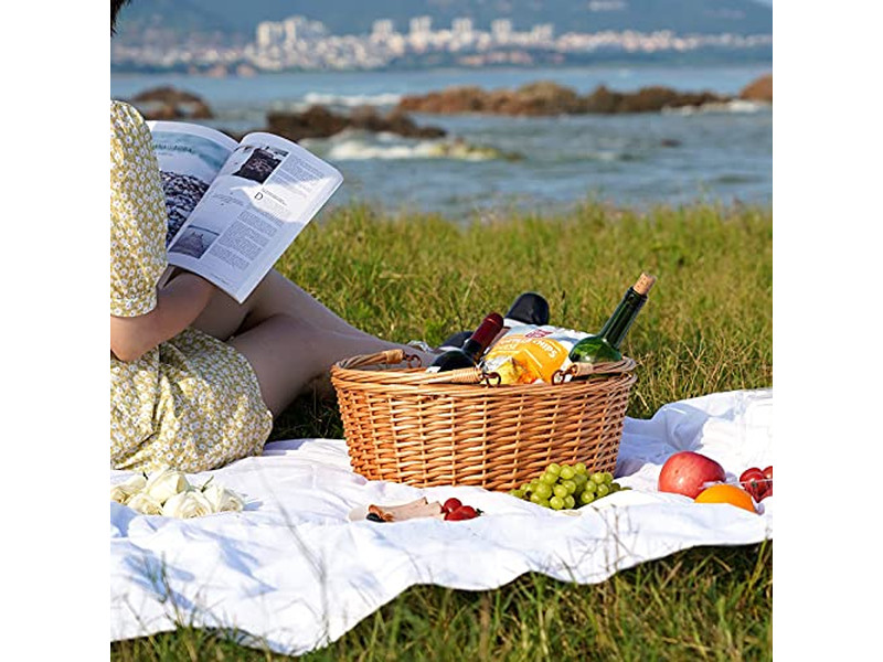 Cestini da picnic isolati con set di posate per il giorno di San Valentino, contenitore in plastica