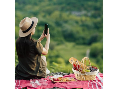 Cestino da picnic in vimini giallo grande all'aperto rosa con coperchio isolato grande